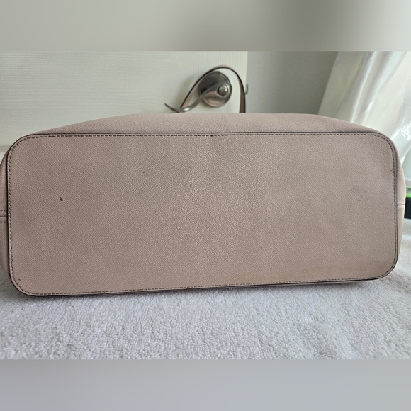 Michael Kors Beige Tote Bag - Picture 9 of 17